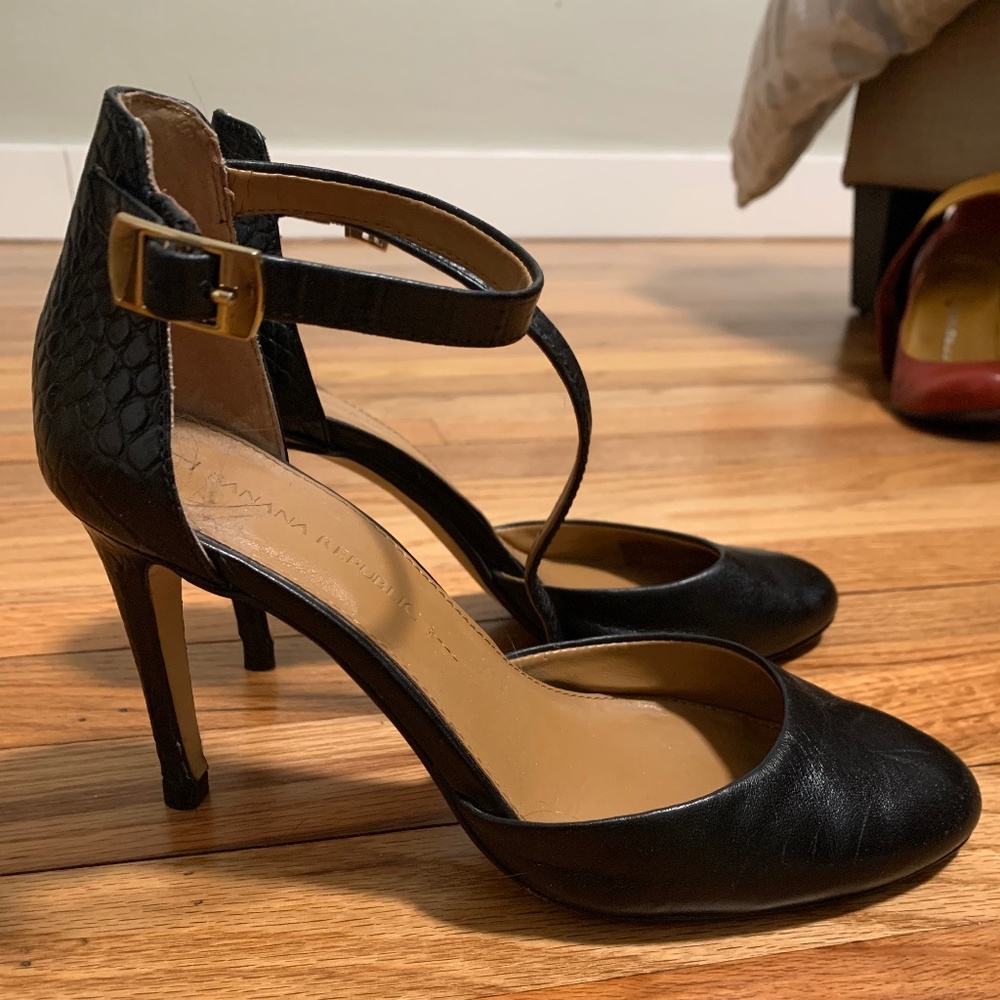 Banana Republic black leather closed toed pump
